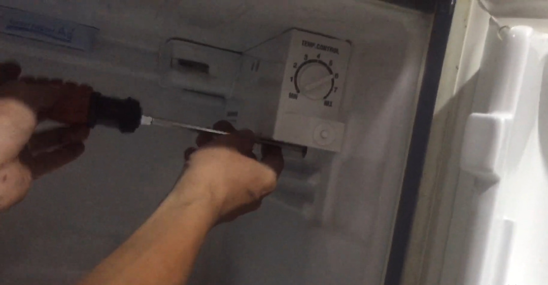 Tháo ngăn mát để tiếp cận các bộ phận bên trong