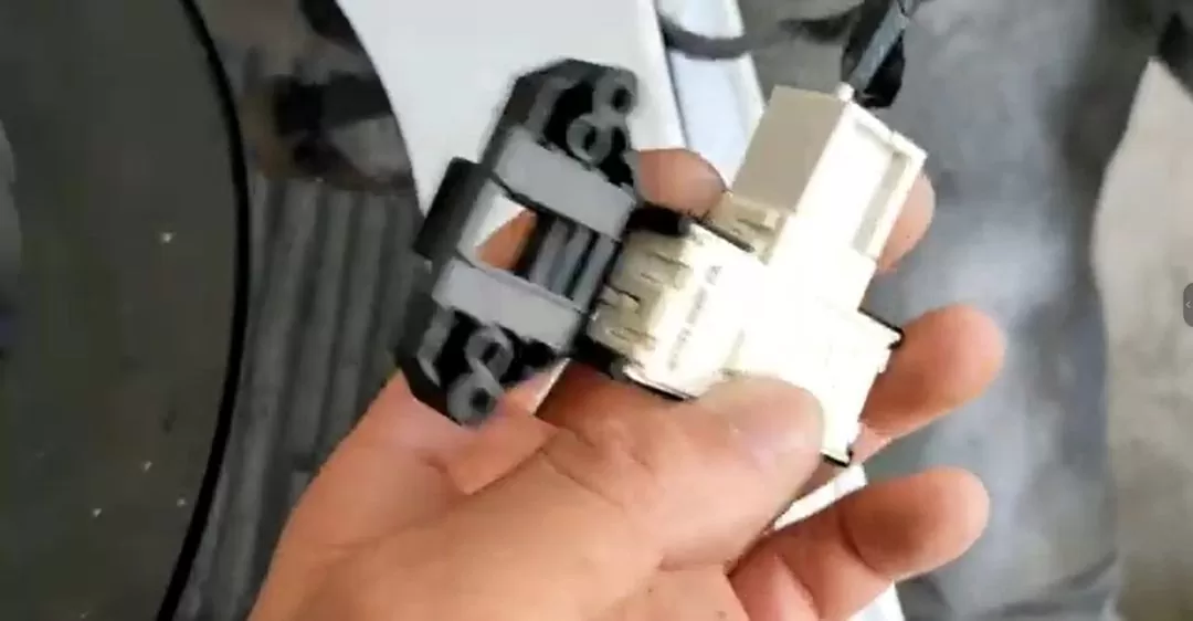 Thay công tắc cửa máy giặt Toshiba báo lỗi E30